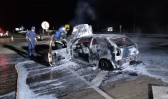 Veículo pega fogo após colidir em moto e deixa feridos