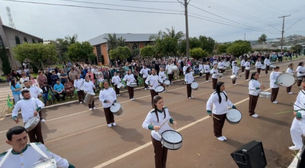 Comunidade lota avenida central no Desfile Cívico de 7 de Setembro
