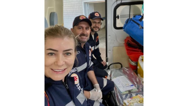 Bebê nasce dentro de ambulância do SAMU durante transferência