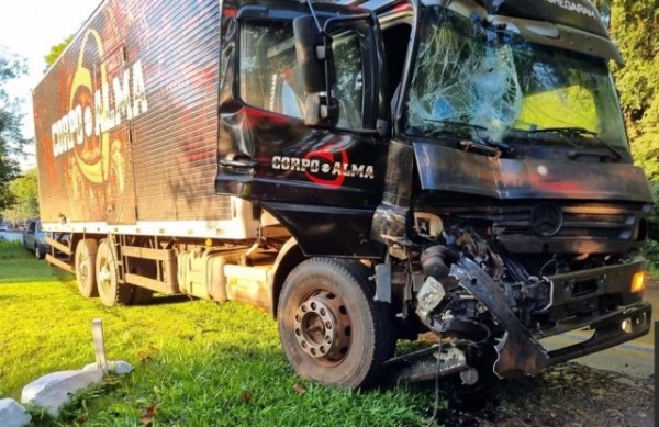 Homem morre em acidente com caminhão da banda Corpo e Alma na RS-342