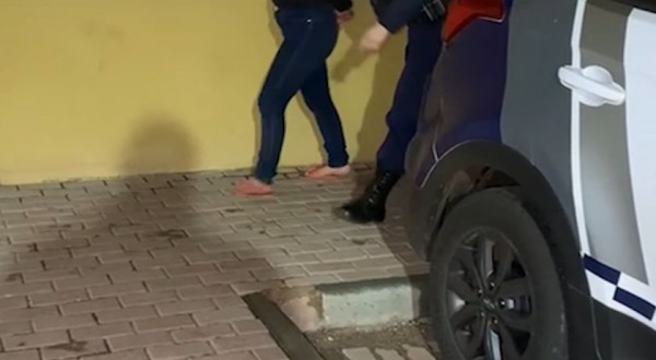Mãe é presa acusada de tentar jogar filho do carro em movimento em Cascavel