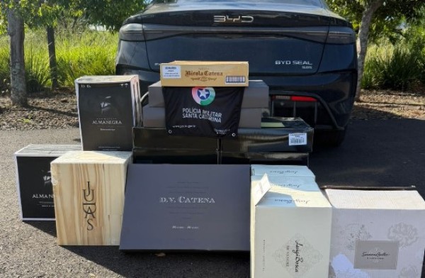 Veículo com 110 garrafas de vinho argentino é apreendido por descaminho na SC-161