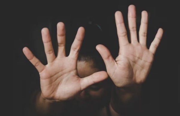 Mulher relata agressão após discussão familiar durante a madrugada