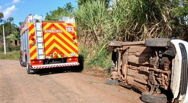 Motorista fica ferido após capotamento de veículo