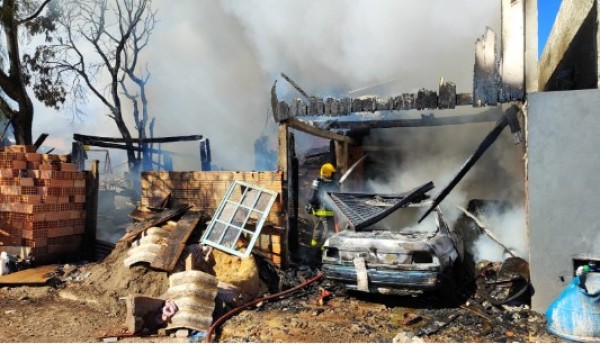 Bombeiros utilizam 19 mil litros de água para combater incêndio em residência