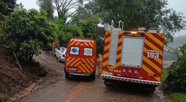 Colisão lateral entre carros deixa três feridos na SC-161
