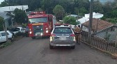 Veículo quase invade residência em saída de pista