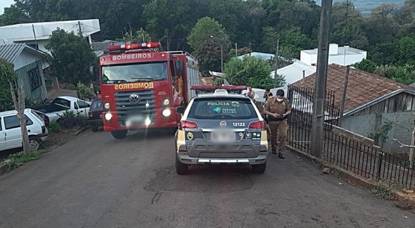 Veículo quase invade residência em saída de pista