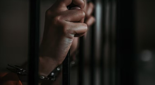 Homem com mandado de prisão é detido após furto de celular da ex