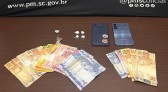Mulher é presa por tráfico de drogas durante operação policial