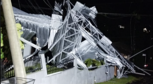 Temporal causa quedas de árvores, destelhamentos e alagamentos