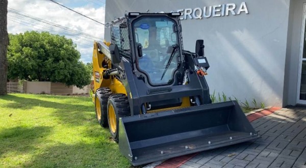 Município adquire mini carregadeira para reforçar serviços da Secretaria de Obras Urbanas