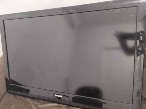 Televisão é abandonada na rua e recolhida pela polícia durante a madrugada