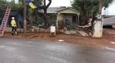 Árvore cai parcialmente sobre casa no Bairro Peperiguaçú