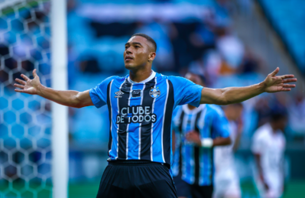Com três de Carlos Vinícius, Grêmio goleia o São Luiz e dorme na liderança do grupo B do Gauchão