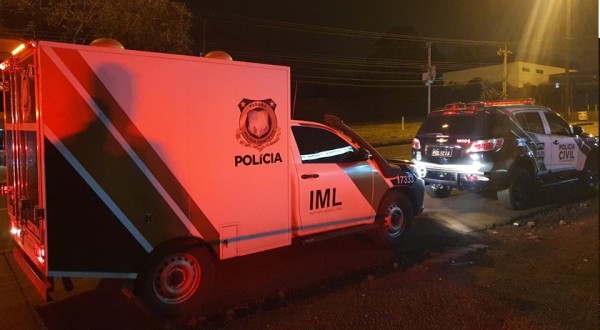 Homem chega em casa e encontra o amigo morto com ferimento na cabeça
