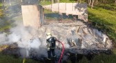 Morador sai para colher pinhão e encontra casa destruída por incêndio em SC