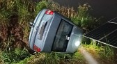 Veículo sai da pista e capota no interior