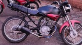 PM apreende motocicleta adulterada, sem placas e retrovisores e com débitos em atraso no bairro Guanabara