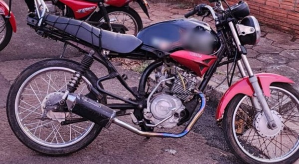 PM apreende motocicleta adulterada, sem placas e retrovisores e com débitos em atraso no bairro Guanabara