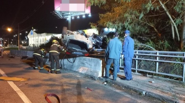 Mulher de 27 anos morre após capotar veículo e parar em cima de mureta de proteção