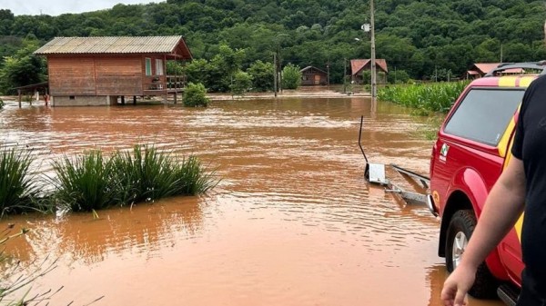 Forte chuva causa transtornos e registra alagamentos em ruas e casas da cidade e interior