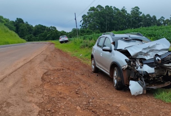 Colisão frontal na PR-493 deixa três pessoas feridas