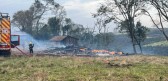 Fogo em vegetação se espalha e atinge galpão no interior