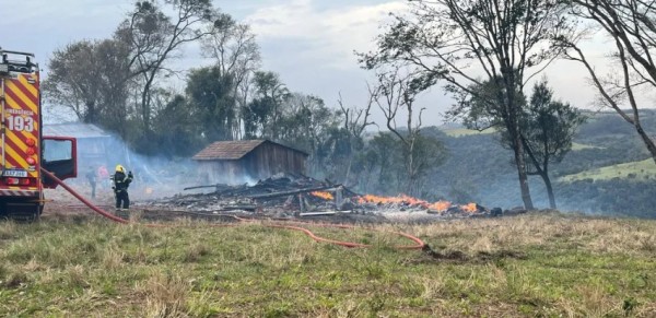 Fogo em vegetação se espalha e atinge galpão no interior