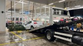 Carro invade mercado após motorista esquecer de acionar freio de mão