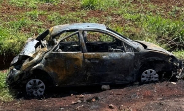Duas pessoas morrem após carro capotar e pegar fogo na SC-480