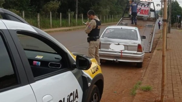 Homem é conduzido por porte de drogas e direção sem CNH