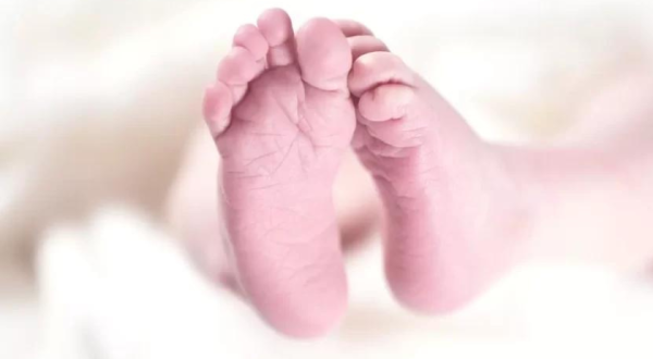 Bebê é entubado na UTI após se afogar com salsicha no Paraná