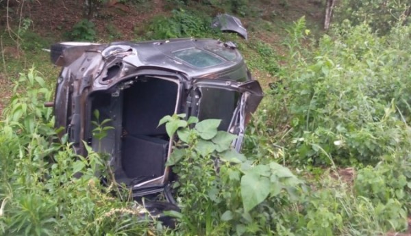 Homem e criança são ejetados de veículo após saída de pista no Meio-Oeste