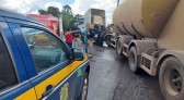 Motociclista vai parar em cima de caminhão após acidente na Willy Barth