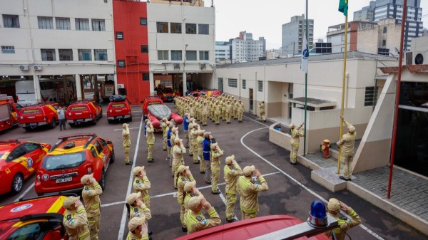 Paraná vai mandar mais 50 bombeiros para o Rio Grande do Sul neste domingo