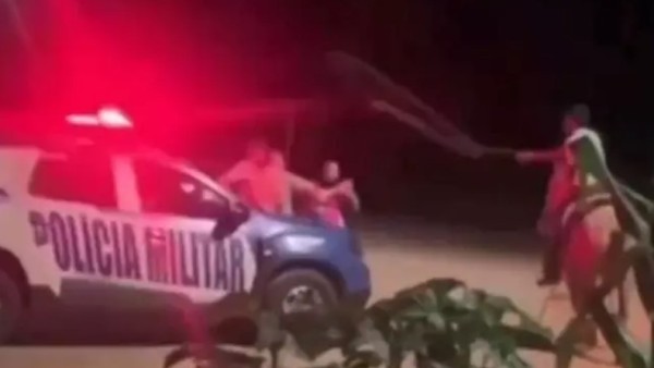 Montado em cavalo, homem laça policial militar no DF