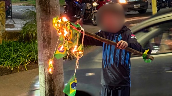 Após eliminação do Brasil, criança argentina queima bandeira; isso não é rivalidade, é falta de respeito