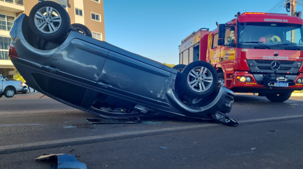 Polo capota após colisão em avenida na frente de posto de gasolina
