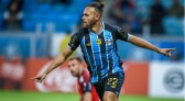 Grêmio vence Palestino e segue na briga pela liderança do grupo na Sul-Americana
