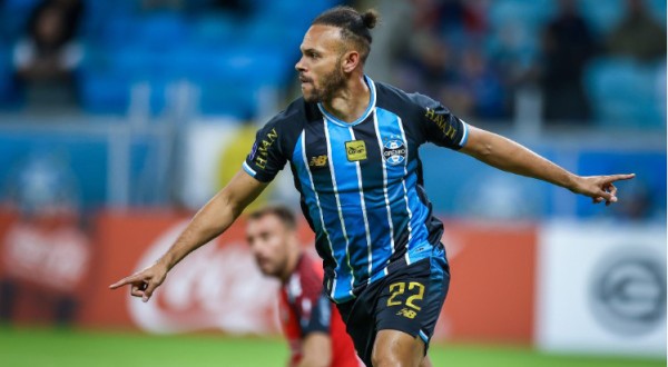 Grêmio vence Palestino e segue na briga pela liderança do grupo na Sul-Americana