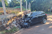 Motorista morre ao colidir carro contra muro