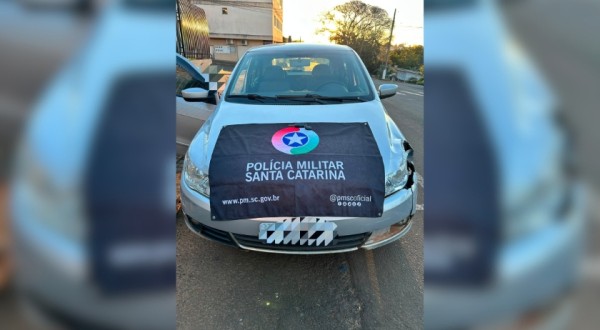 Mulher é presa com carro furtado durante abordagem da Polícia Militar