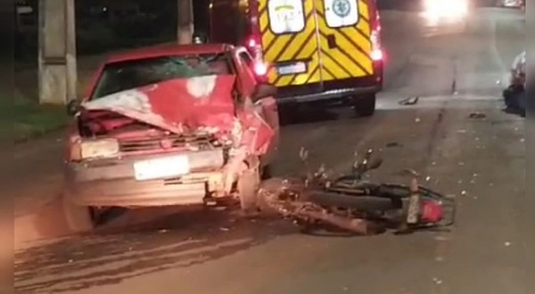 Acidente entre carro e moto deixa casal ferido
