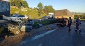 Casal de jovens morre após carro ser prensado por carretas na BR-376, no Paraná