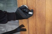 Homem invade casa, mas foge sem levar objetos