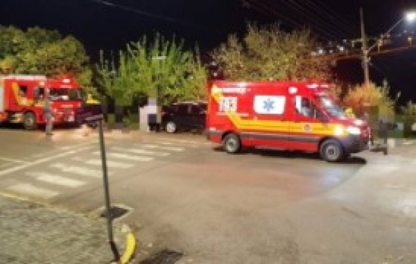 Jovem é conduzido ao hospital de Maravilha após colisão entre dois carros