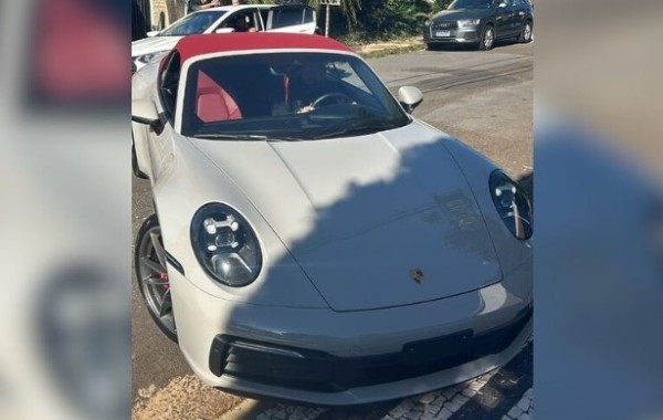 Moradora de SC “perde” R$ 200 mil em golpe de cartomante e polícia apreende Porsche