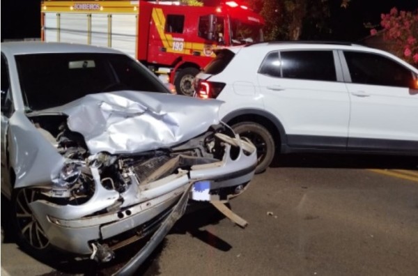 Colisão entre dois carros deixa vítima