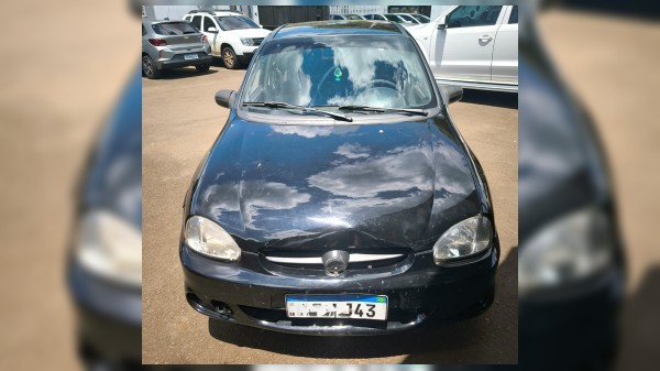 Veículo furtado é localizado e suspeitos são detidos